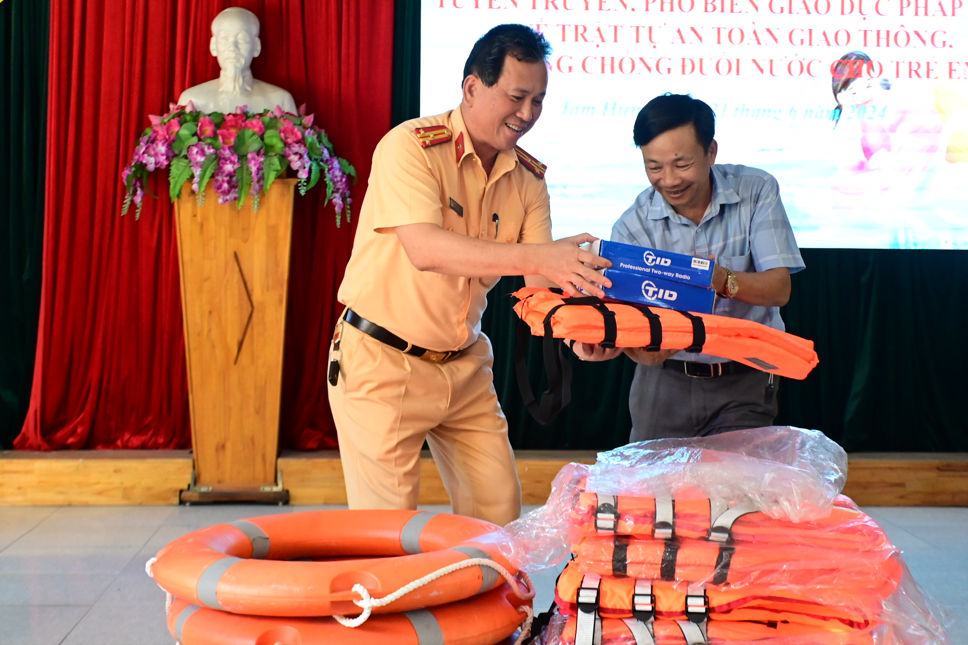 Phòng Cảnh sát Giao thông: Tuyên truyền pháp luật về TTATGT và phòng chống đuối nước cho trên 200 trẻ em xã Tam Hưng (huyện Thủy Nguyên)